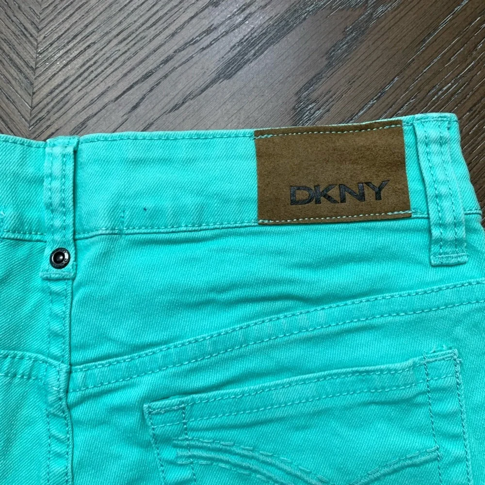 DKNY mint green denim 5 pocket shorts  size 14